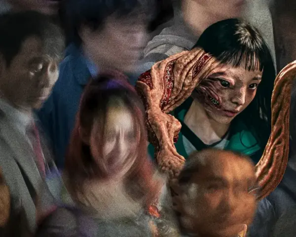 Dziewczyna z potwornym pasożytem wychodzącym z twarzy, otoczona przez zamazane postacie. Plakat serialu "Głód" (ang. "The Host") na Netflix.