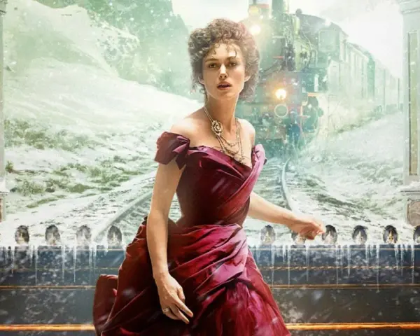 Anna Karenina w bordowej sukni, na tle pędzącego pociągu i śnieżnego krajobrazu. Obok stoją mężczyźni w strojach z epoki.