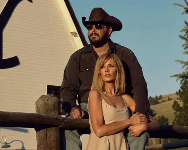 John Dutton i Beth Dutton na ranczu w Yellowstone sezon 5. Słońce zachodzi nad Montaną, a oni patrzą w dal.