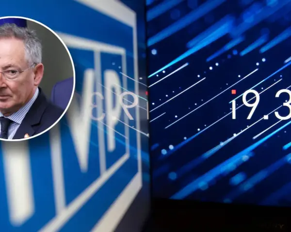 Mężczyzna w okularach na tle flagi UE, obok logo TVP w likwidacji i cyfrowego zegara 19:30.