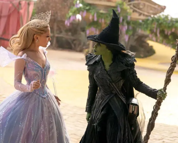 Glinda i Zielona Wiedźma w krainie Oz. Chcesz wiedzieć, **wicked gdzie obejrzeć**?