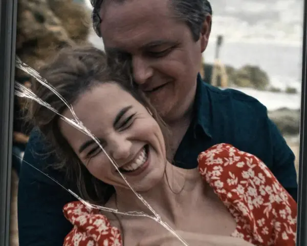 Szczęśliwa para na pękniętym zdjęciu. Gdzie obejrzeć ten film?