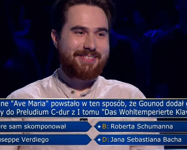 Uśmiechnięty uczestnik w programie Milionerzy zastanawia się, gdzie jest błąd w pytaniu o "Ave Maria" Gounoda.