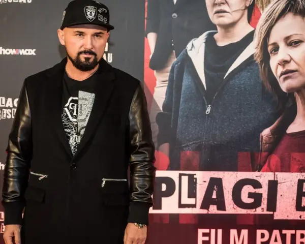 Patryk Vega na premierze filmu "Plagi Breslau". Reżyser w czapce i skórzanej kurtce.