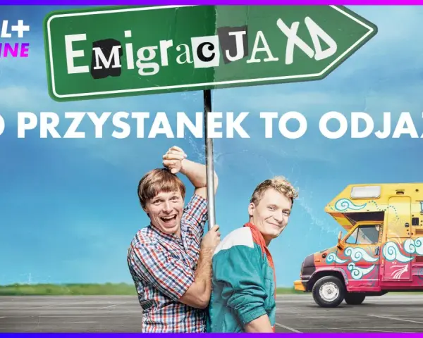 Plakat serialu "Emigracja.XD" z dwoma mężczyznami i kolorową kamperem. Hasło: "Co przystanek to odjazd".