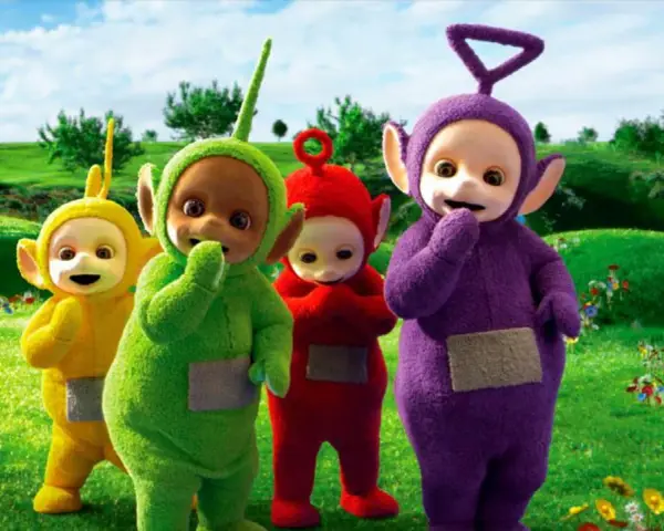 Teletubisie imiona: Tinky Winky, Dipsy, Laa-Laa i Po stoją na zielonej łące pełnej kwiatów.