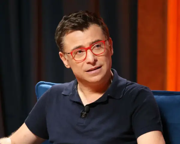 Kacper Kuszewski w okularach, rozmawiający z żoną.