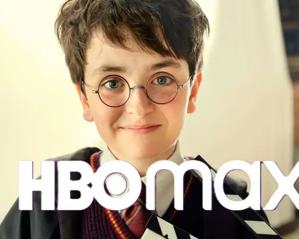 Chłopiec w okularach jak Harry Potter z klapsem filmowym. Chcesz wiedzieć, harry potter gdzie obejrzeć? Sprawdź HBO Max!