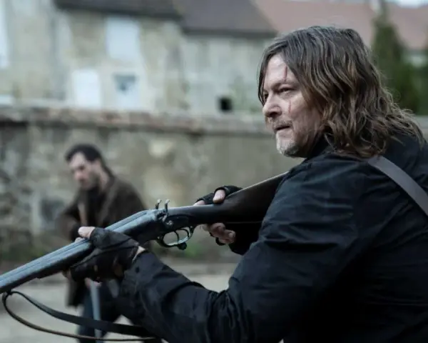 Daryl Dixon z sezonu 3, z blizną na twarzy, celuje z dwururki. W tle inny mężczyzna.