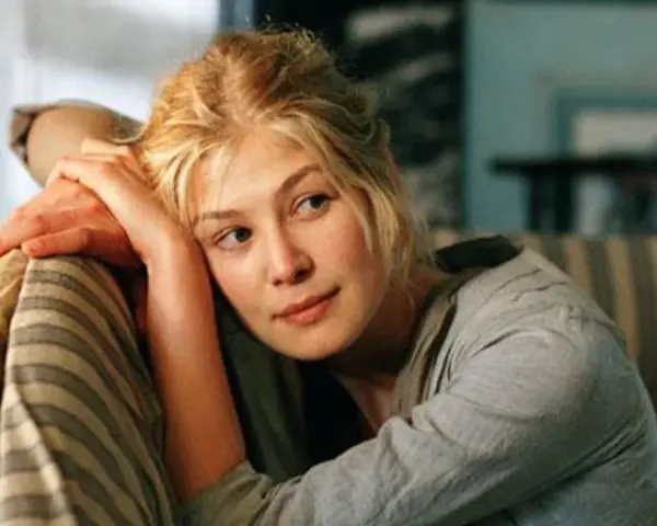 Rosamund Pike w filmach i serialach, jak na przykład w tej scenie, zachwyca swoją grą.