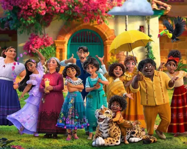 Rodzina z filmu nasze magiczne encanto netflix, z Mirabel w centrum, pozuje przed kolorowym domem.