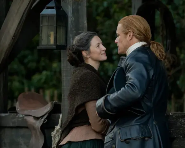 Claire i Jamie w outlander sezon 8, patrzą na siebie z miłością.