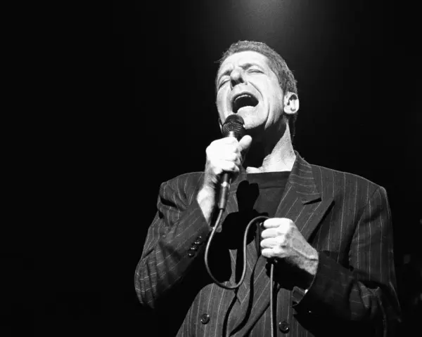 Leonard Cohen śpiewa z pasją, a jego głos niesie się w ciemności. Alleluja, jaka to melodia!
