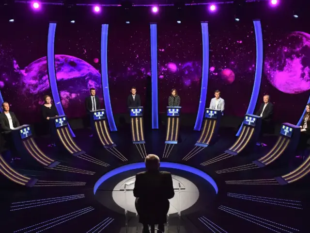 Dziesięciu uczestników w kosmicznej scenografii teleturnieju. Kto okaże się tym jednym z dziesięciu, jak się dostać do finału?