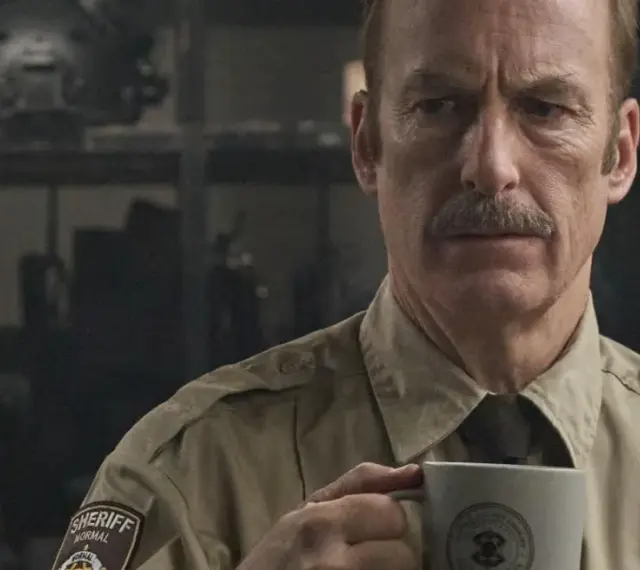Bob Odenkirk w roli szeryfa z kubkiem w dłoni. Jego filmy, seriale i programy to gwarancja świetnej rozrywki.