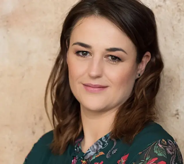 Uśmiechnięta prezenterka TVN24, znana z wielu programów. Jej nazwisko to Joanna Racewicz.