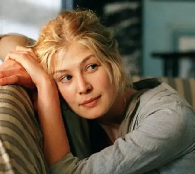 Rosamund Pike w filmach i serialach, jak na przykład w tej scenie, zachwyca swoją grą.