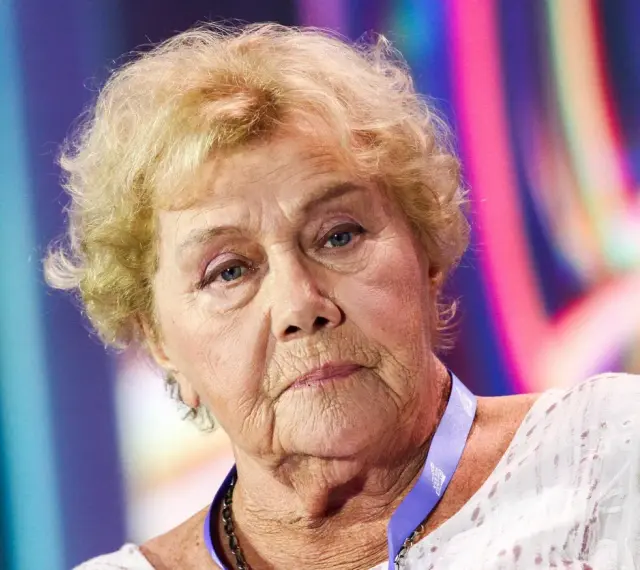 Teresa Lipowska, żyje i ma się dobrze, uśmiecha się do obiektywu.