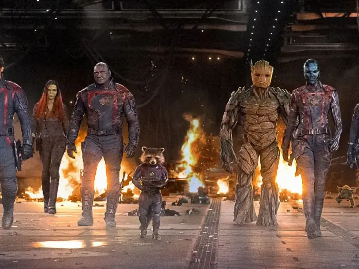 Strażnicy Galaktyki: Volume 3 obsada – Star-Lord, Gamora, Drax, Rocket, Groot, Nebula i Mantis idą przez płonące ruiny.