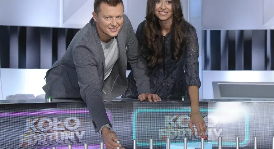 Rafał Brzozowski i jego koleżanka z planu Koła Fortuny, zastanawiają się, dlaczego Rafał Brzozowski odszedł z Koła Fortuny.