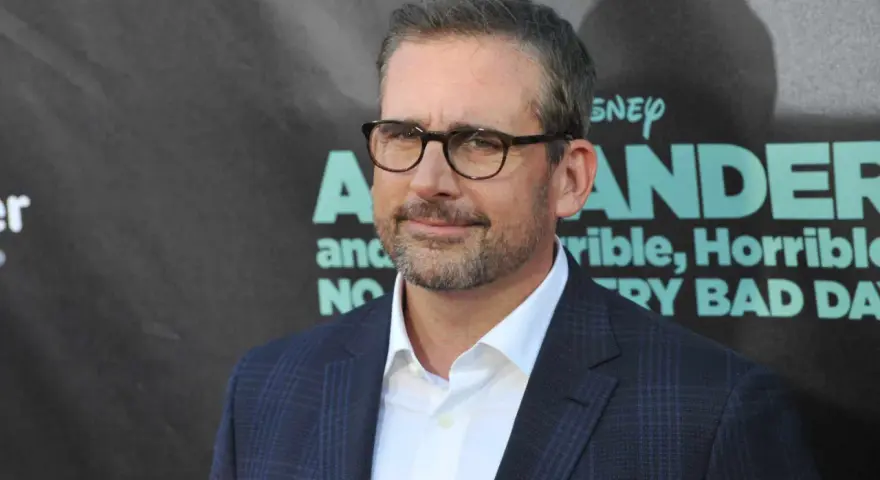 Steve Carell, znany z filmów, seriali i programów, w okularach i garniturze na tle napisu "Alexander and the Terrible, Horrible, No Good, Very Bad Day".
