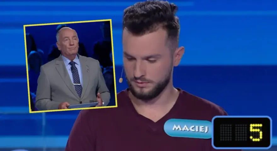 Maciej w Familiadzie zastanawia się, jakie mamy rodzaje mąki. Prowadzący w garniturze trzyma tablet.