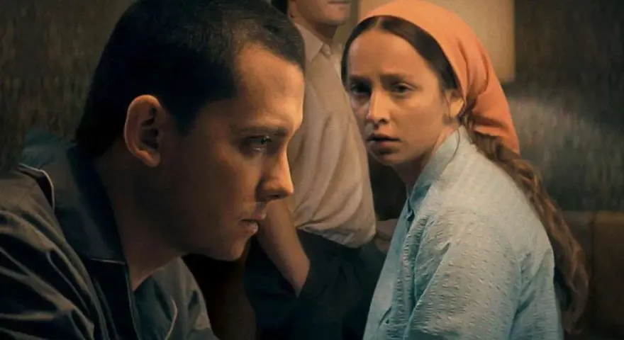 Trójka młodych ludzi wpatruje się w coś poza kadrem. Czy to scena z jednego z popularnych seriali Netflix?