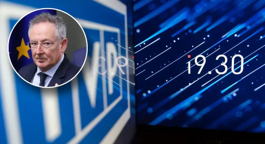 Mężczyzna w okularach na tle flagi UE, obok logo TVP w likwidacji i cyfrowego zegara 19:30.