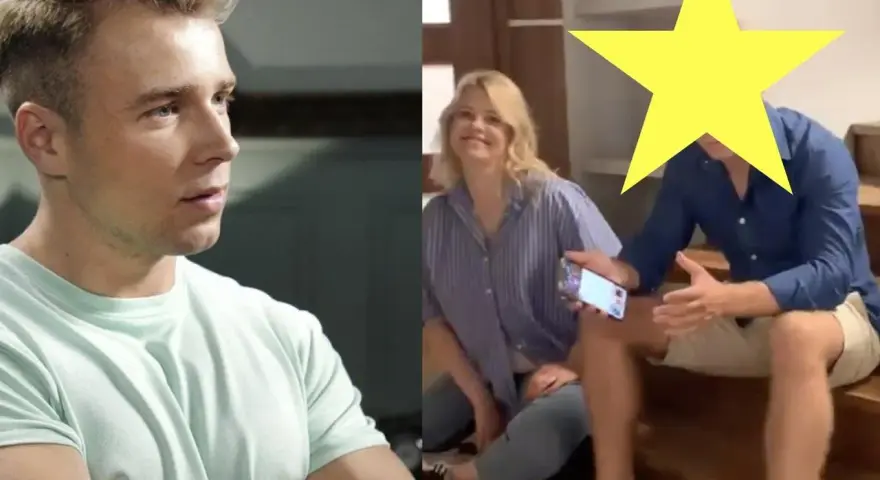 Kamil z "Barw Szczęścia" w jasnej koszulce i jego koleżanka z żółtą gwiazdą zamiast twarzy, siedzą na schodach.