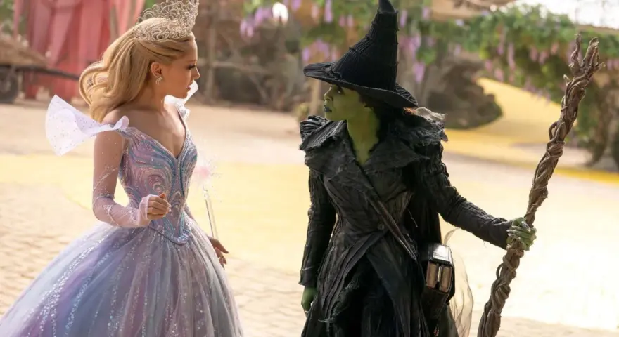 Glinda i Zielona Wiedźma w krainie Oz. Chcesz wiedzieć, **wicked gdzie obejrzeć**?