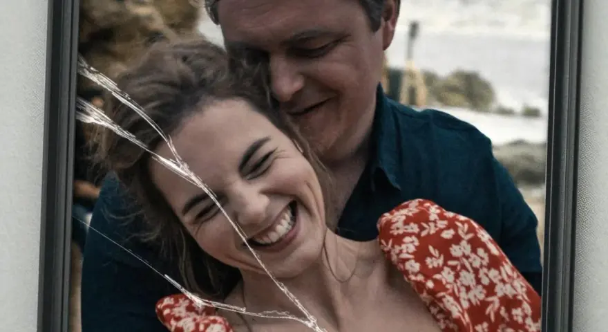 Szczęśliwa para na pękniętym zdjęciu. Gdzie obejrzeć ten film?