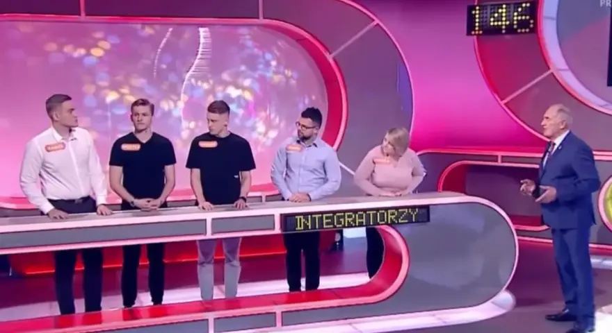 Na placu zabaw Familiady można znaleźć drużynę "Integratorzy" i prowadzącego.