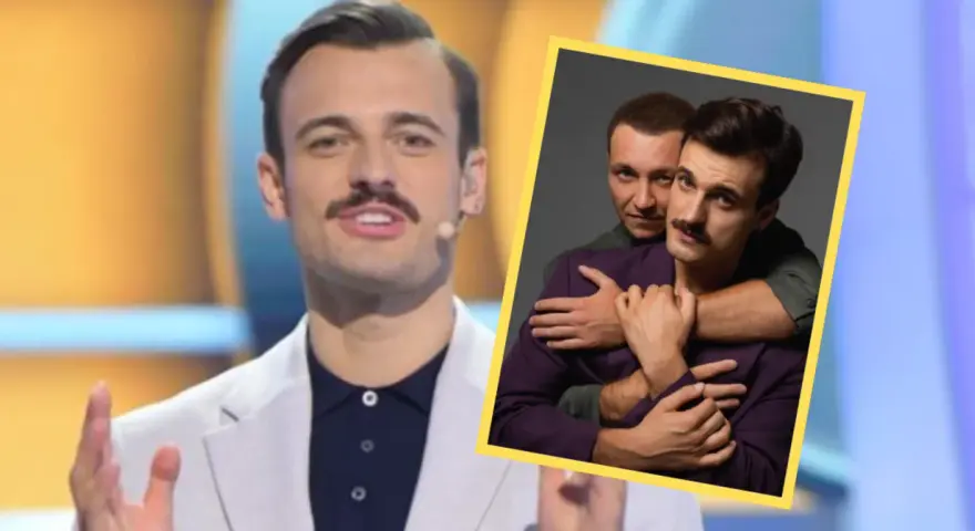 Kto prowadzi koło fortuny? Na zdjęciu widać prezentera z charakterystycznym wąsem, a obok niego zdjęcie dwóch mężczyzn w uścisku.