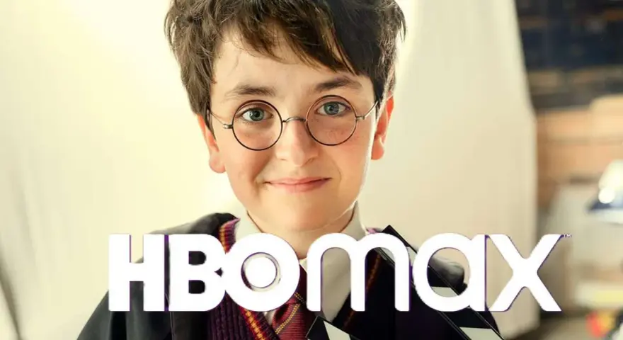 Chłopiec w okularach jak Harry Potter z klapsem filmowym. Chcesz wiedzieć, harry potter gdzie obejrzeć? Sprawdź HBO Max!