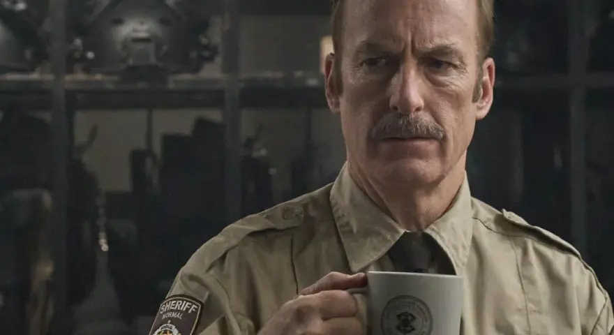 Bob Odenkirk w roli szeryfa z kubkiem w dłoni. Jego filmy, seriale i programy to gwarancja świetnej rozrywki.