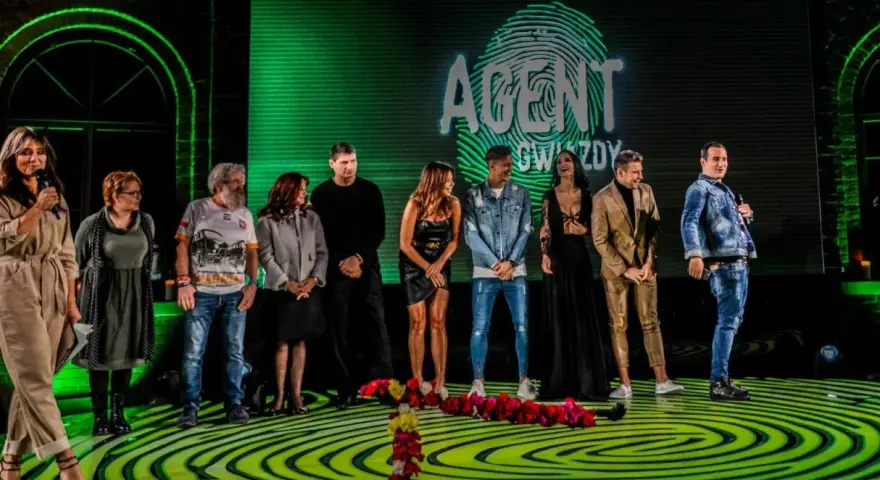 Uczestnicy programu "Agent Gwiazdy" na scenie. Kto jest agentem?