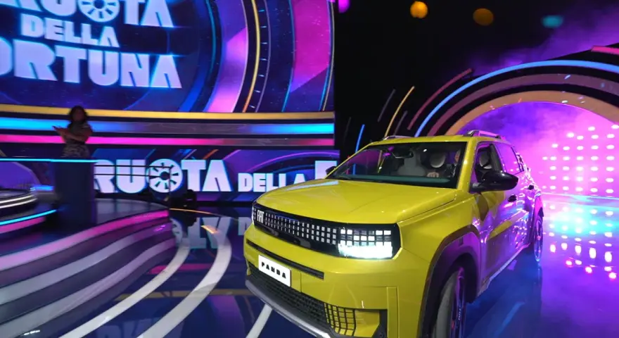 Żółty Fiat Panda wjeżdża na scenę programu "La Ruota Della Fortuna".