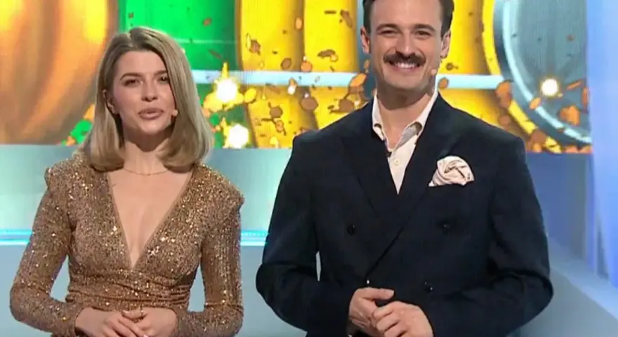 Para prowadzących w studio, ona w złotej sukni, on w garniturze. Czy to złota karta koło fortuny co to znaczy?
