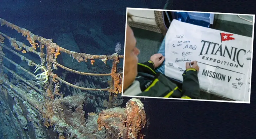 Wraki Titanica na dnie oceanu i podpis na banerze "Titanic Expedition Mission V". Chcesz wiedzieć, gdzie obejrzeć film o tej wyprawie?