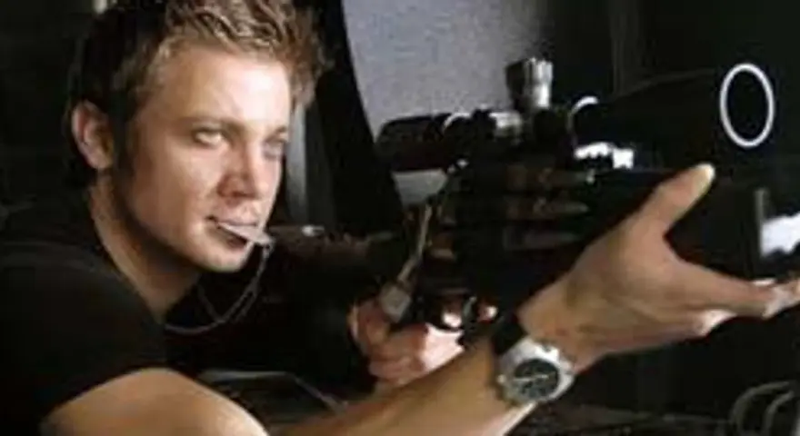 Jeremy Renner jako żołnierz z karabinem snajperskim w filmie "28 tygodni później obsada".
