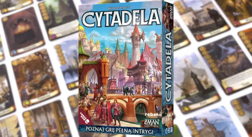Gra planszowa Cytadela, pełna intrygi i budowania miasta. W tle karty z budynkami i postaciami.