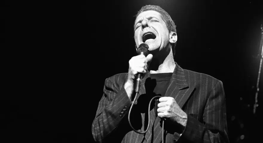 Leonard Cohen śpiewa z pasją, a jego głos niesie się w ciemności. Alleluja, jaka to melodia!