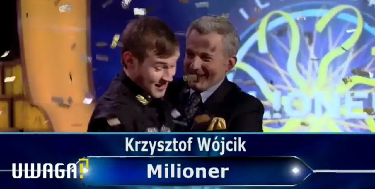 Krzysztof Wójcik, milioner, świętuje wygraną w Milionerach. W tle widać logo programu i konfetti.