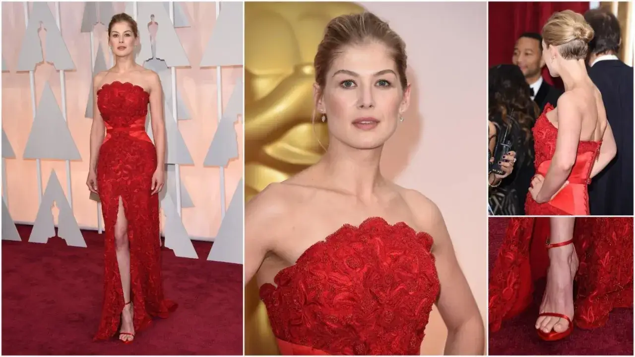 Rosamund Pike w czerwonej sukni na czerwonym dywanie. Aktorka znana z wielu filmów i seriali.