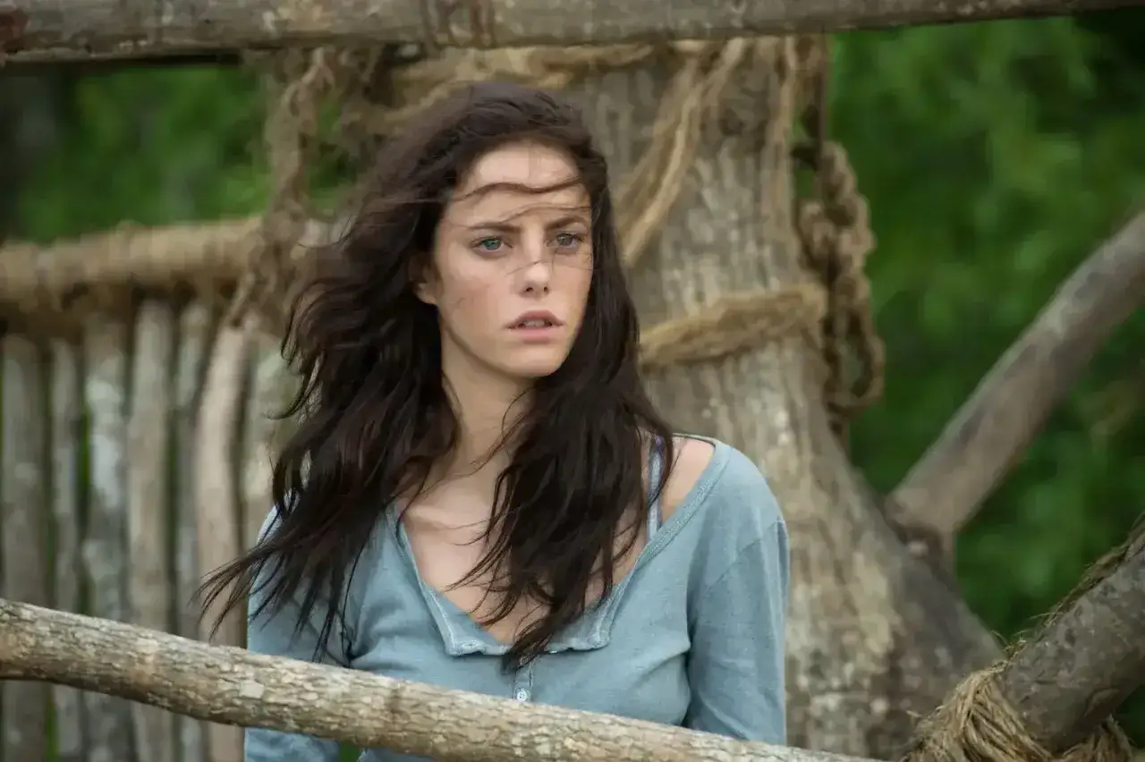 Kaya Scodelario w filmach i serialach, jak widać na tym kadrze, zawsze przyciąga uwagę.