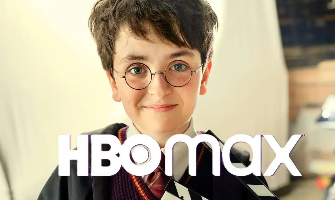Chłopiec w okularach jak Harry Potter, z klapsem filmowym i logo HBO Max. Sprawdź, harry potter gdzie obejrzeć!