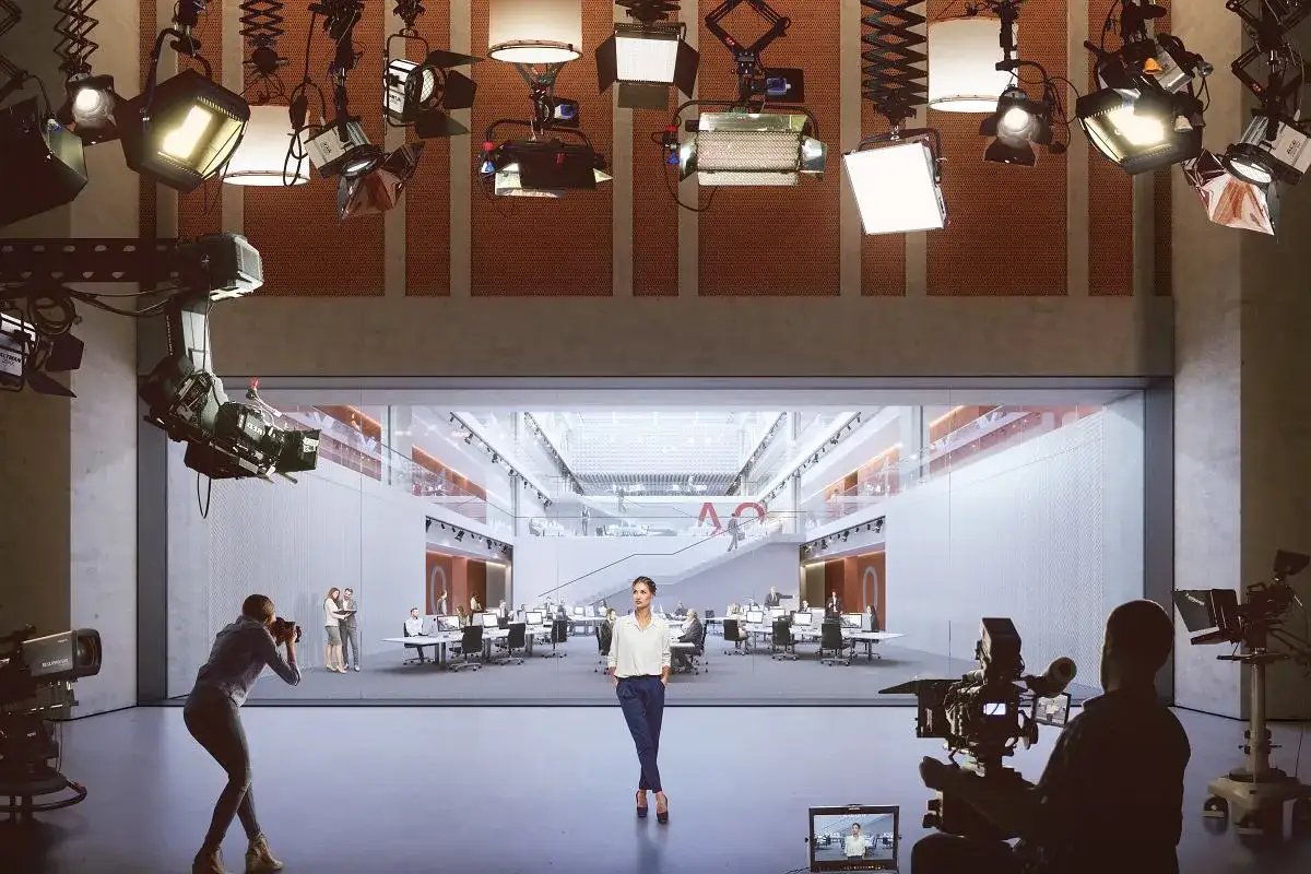 Prezes TVP w centrum nowoczesnego studia. Wokół kamery, oświetlenie i pracownicy.