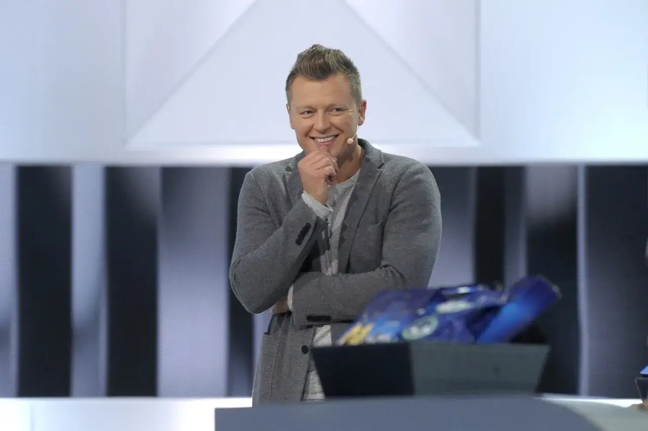 Uśmiechnięty Rafał Brzozowski zastanawia się, dlaczego odszedł z Koła Fortuny.