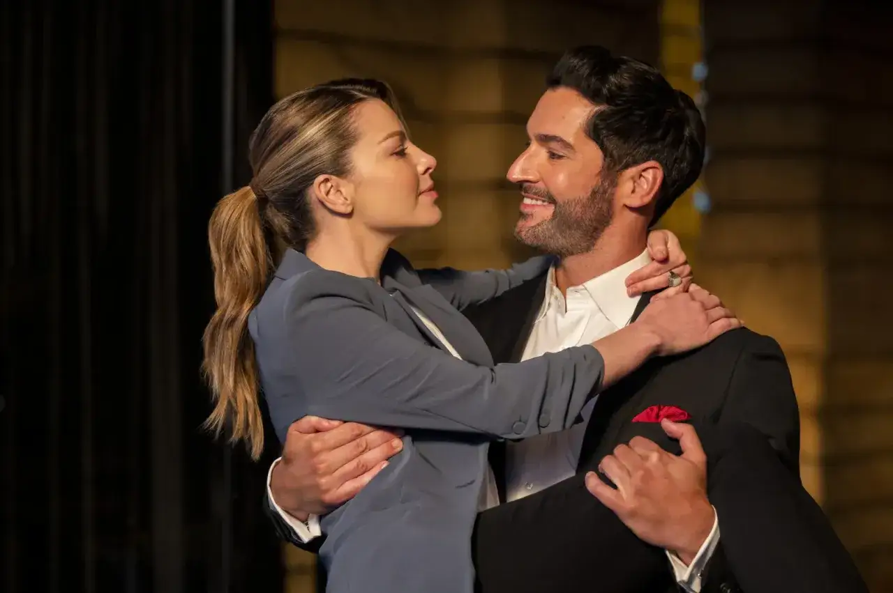 Chloe i Lucifer w romantycznym uścisku, finałowa scena z serialu Lucyfer sezon 6.
