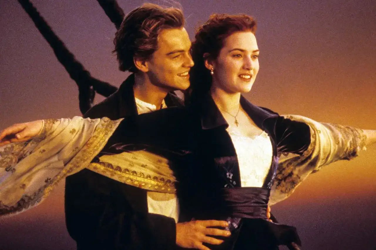 Jack i Rose na dziobie Titanica. Chcesz wiedzieć, gdzie obejrzeć ten film?